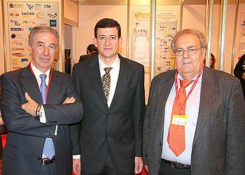 D.  Pedro Fernández, Director Servicios Administrativos de AEDAVE, D. Manuel Sos, Director Gerente de Pipeline Software y D. Antonio C. López, Presidente Comisión Nuevas Tecnologías y GDS de AEDAVE